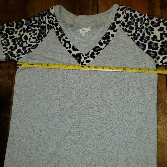 Oatmeal Colored Top with Animal Print Accents Medium - Picture 7 of 11
